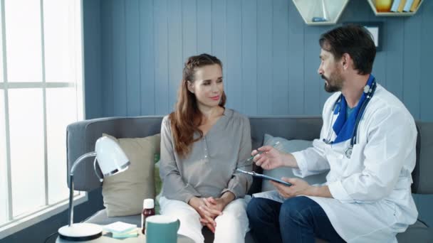 Krásná těhotná žena mluví s lékařem na gauči ve skříni. - Záběry, video