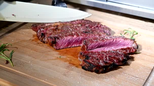 Nahrungsmittelindustrie. Schneiden und Essen von frisch gekochtem Tom-a-Hawk-Steak. - Filmmaterial, Video