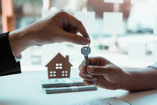 Koupi nového domu jsou podepsání domácí kupní smlouvu, na agen - Fotografie, Obrázek