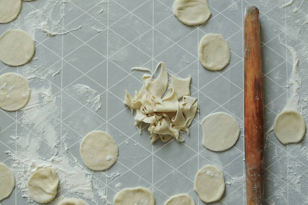 Proces przygotowania domowej roboty żywności z mąki. Wyciąć rundy z ciasta - Zdjęcie, obraz