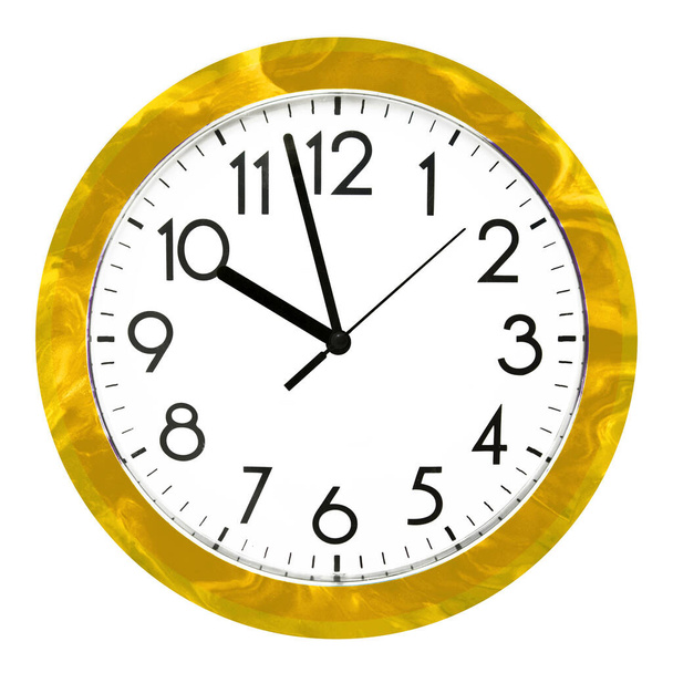 Желтые настенные часы Изолированный на белом фоне. Высокое качество фото
. - Фото, изображение