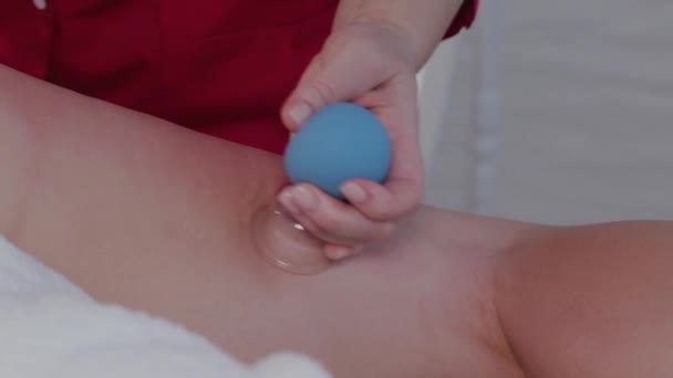 professionelle Massagetherapeutin macht therapeutische Massage mit Banken. - Filmmaterial, Video