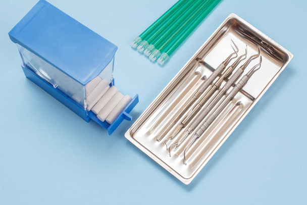Ensemble d'instruments dentaires métalliques pour soins dentaires
 - Photo, image