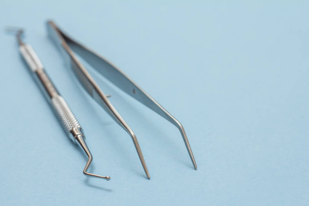 Set of metal dental instruments for teeth dental care - Foto, Bild