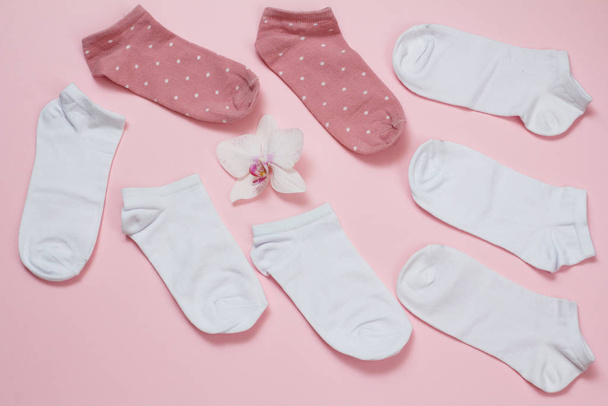 Mulheres meias e botões de flores no fundo rosa
. - Foto, Imagem