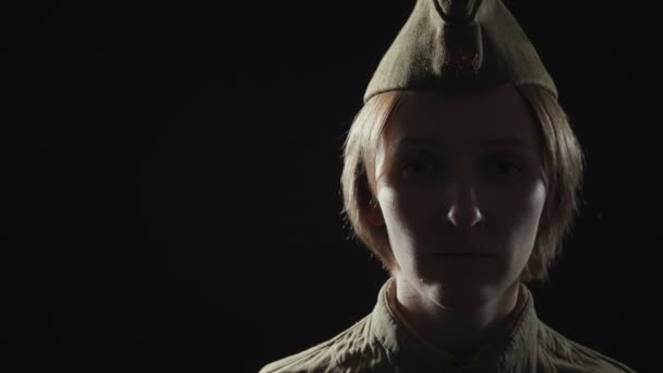 Video mladé ženy v červené armádní uniformě ve stínu - Záběry, video