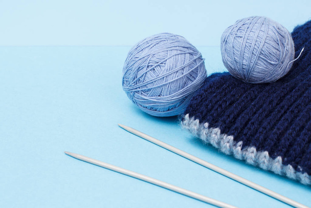 Woolen yarn for knitting. Balls of natural wool yarn and knitting needles - Foto, Bild