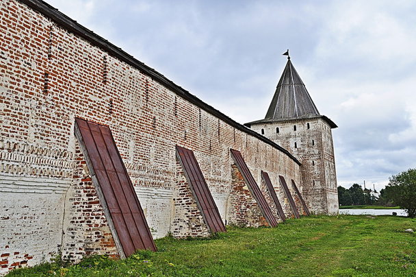 Wall with buttresses and tower of ancient monastery - Foto, Bild