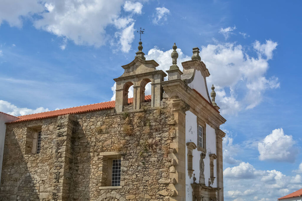 ダウンタウンの旧教会の詳細ビュー,ミランダ・ド・ドゥロの中世都市の要塞内 - 写真・画像