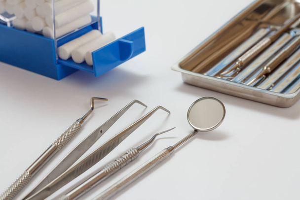 Conjunto de instrumentos dentales metálicos para el cuidado dental
 - Foto, Imagen