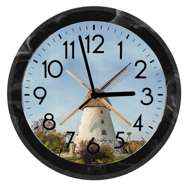 Θερινή ώρα. DST. ρολόι τοίχου που πρόκειται να χειμερινή ώρα. Γυρίστε το χρόνο προς τα εμπρός. Αφηρημένη φωτογραφία του αλλαγή ώρας την άνοιξη. - Φωτογραφία, εικόνα