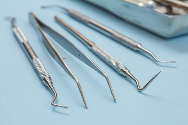 Ensemble d'instruments dentaires métalliques pour soins dentaires
 - Photo, image