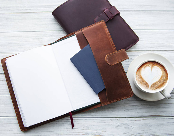 Кожаные блокноты и чашка кофе
 - Фото, изображение