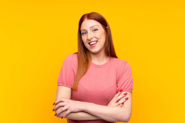 Молодая рыжая женщина на изолированном желтом фоне смеется
 - Фото, изображение