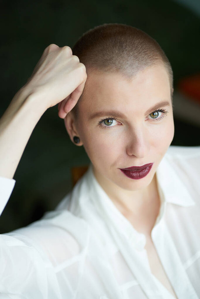 Bald-headed pretty caucasian girl portrait, burgundy lips painte - Foto, Bild