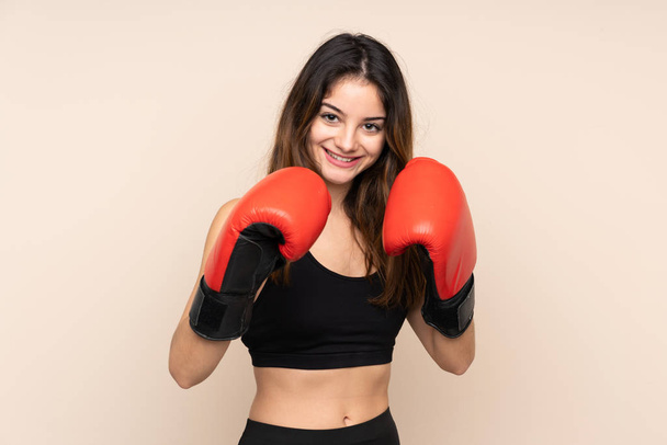 若いですスポーツ女性でボクシング手袋上の隔離された背景 - 写真・画像