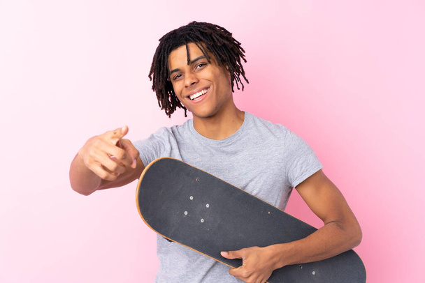 Young African American skater man over isolated pink wall - Valokuva, kuva