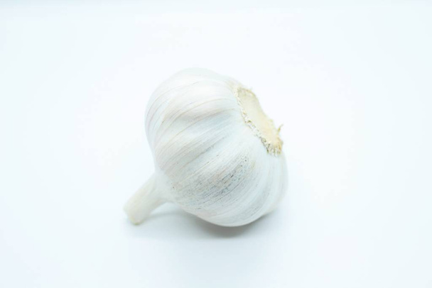 Garlic head located on a white background - Zdjęcie, obraz