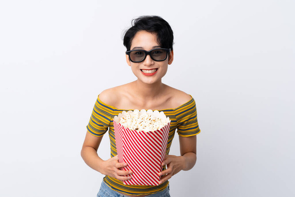 jong aziatisch meisje met 3d bril en het houden van een Groot emmer van popcorn - Foto, afbeelding
