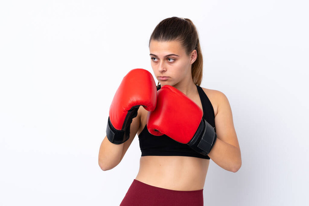 Adolescente chica deportiva sobre fondo blanco aislado con guantes de boxeo
 - Foto, imagen