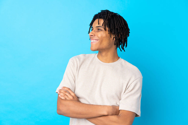 Jovem afro-americano sobre isolado azul fundo feliz e sorridente
 - Foto, Imagem