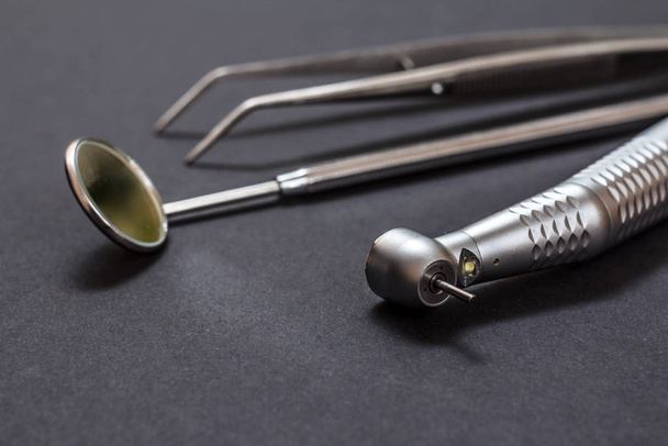 Fogászati műszerek fogászati ápolásra fekete alapon - Fotó, kép