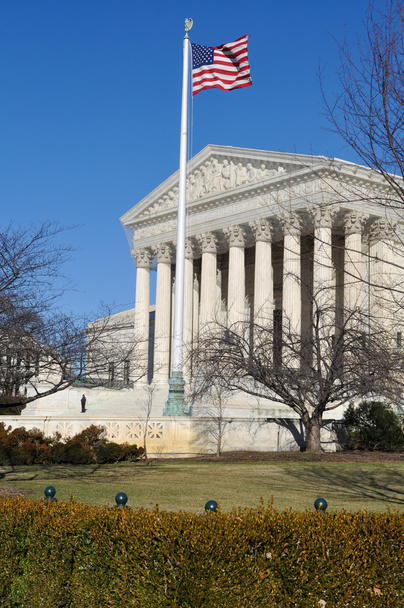 Edificio de la Corte Suprema de Estados Unidos con bandera de Estados Unidos
 - Foto, Imagen