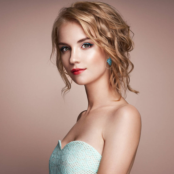 Young blonde woman with curly hairstyle - Foto, Imagem