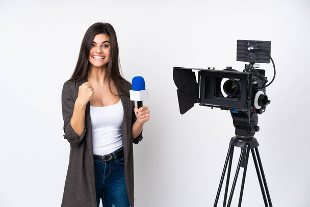 Muhabir kadın elinde mikrofonuyla, izole edilmiş beyaz arka planda zaferi kutluyor. - Fotoğraf, Görsel