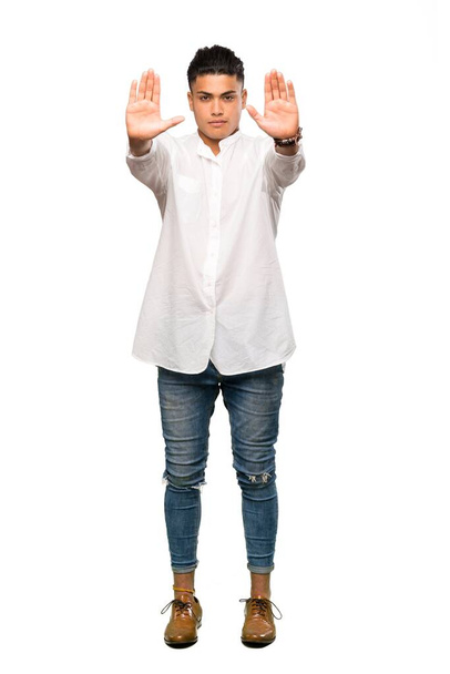 Kompletní záběr mladého muže, který dělá stop gesto a zklamán izolovaným bílým pozadím - Fotografie, Obrázek