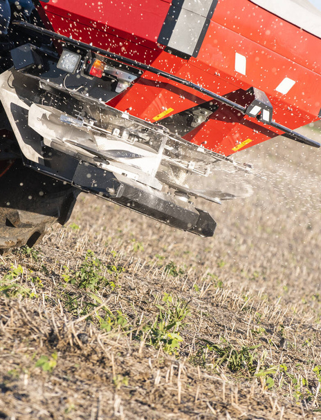 Tractor espalhando fertilizantes artificiais
   - Foto, Imagem