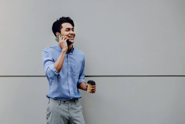 Retrato de un joven empresario feliz usando el teléfono móvil. Lifest
 - Foto, imagen