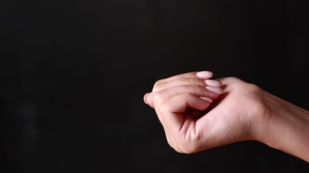 Nahaufnahme einer Hand mit Farbtabletten auf dem Hintergrund  - Filmmaterial, Video