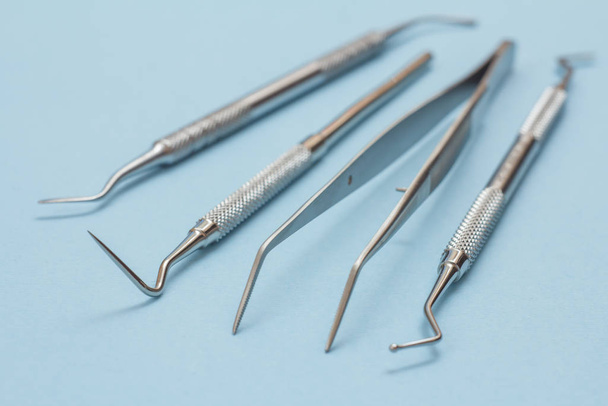 Conjunto de instrumentos dentales metálicos para el cuidado dental
 - Foto, Imagen