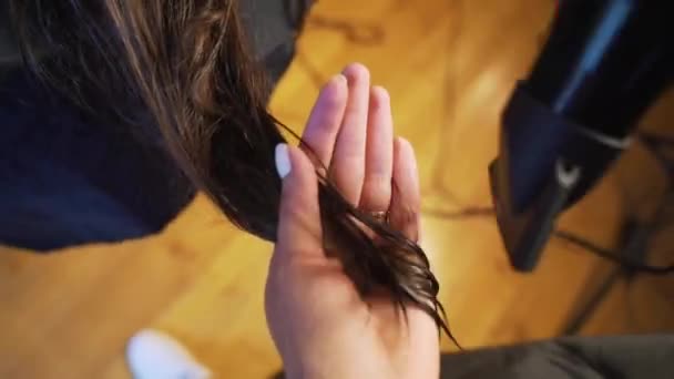 fodrász stylist fésülködő haj női ügyfél és a hajcsat rögzítésére frizura professzionális fodrászat szépség és hajápolás koncepció - Felvétel, videó