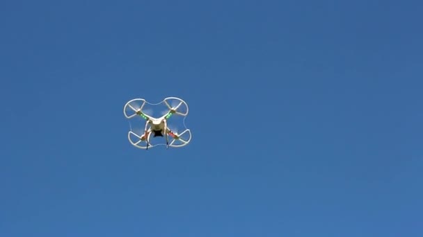 Quadrocopter lentää yläpuolella sinistä taivasta vasten
 - Materiaali, video