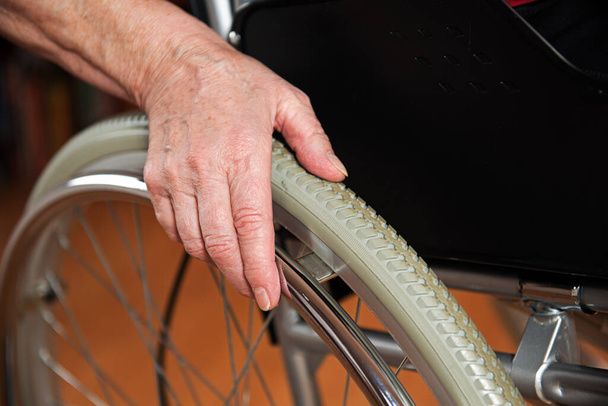 old hand on the wheelchair - Fotoğraf, Görsel