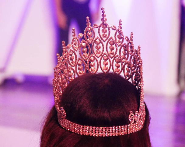 Вид ззаду на корону, яку носить жінка
 - Фото, зображення