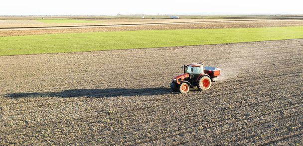 Tractor de propagación de fertilizantes artificiales
   - Foto, Imagen