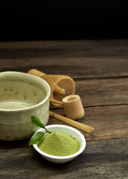 Orgaaninen vihreä matcha teetä kulhossa
 - Valokuva, kuva