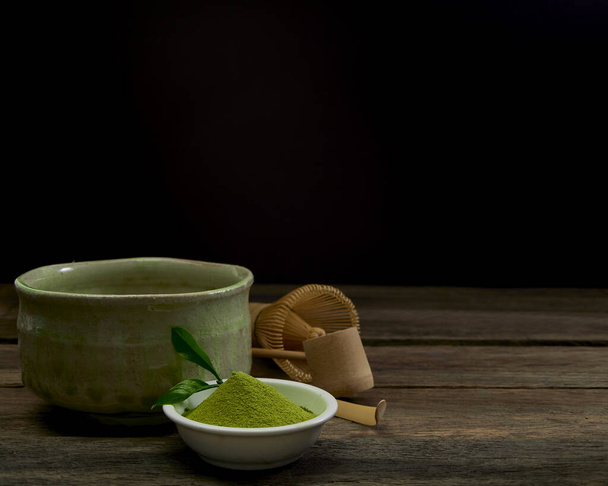 Biologische groene matcha thee in een kom - Foto, afbeelding