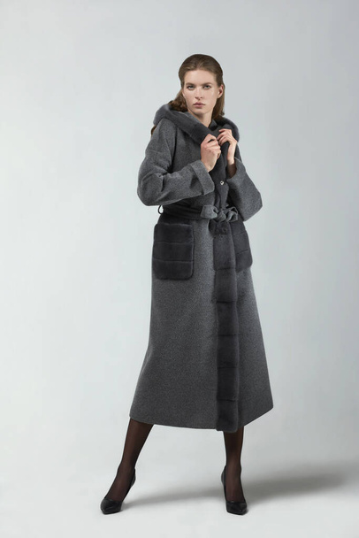 gyönyörű divat nő pózol elegáns kabát a stúdióban - Fotó, kép