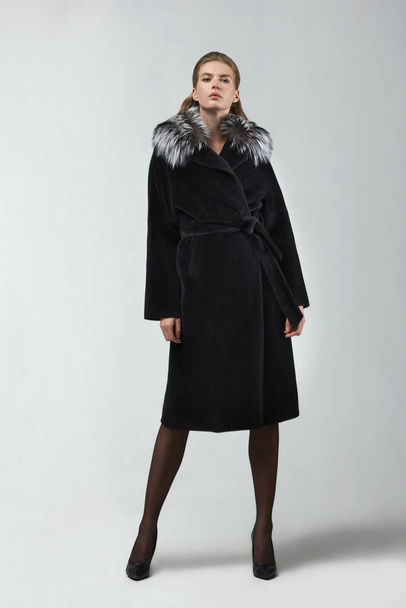 bela mulher de moda posando em casaco elegante no estúdio
 - Foto, Imagem