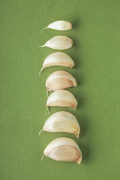 cloves of garlic in a row - Foto, Imagem