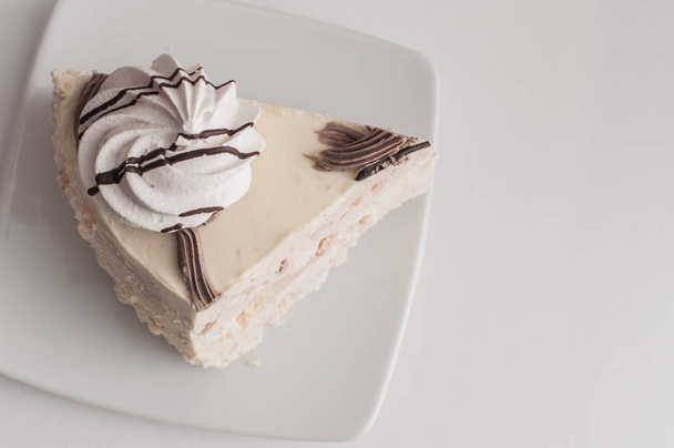 White merinque cake with cream - Foto, imagen