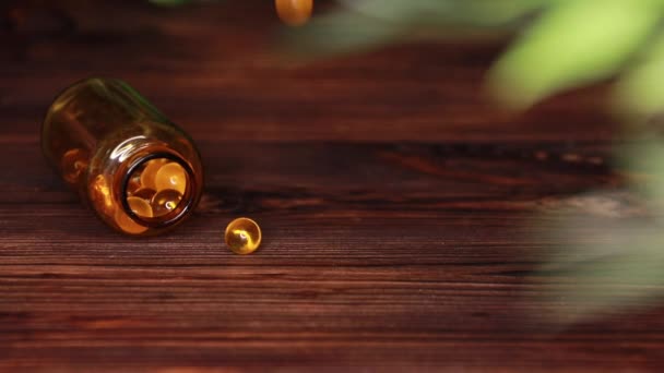 vitaminen supplementen pillen omega 3 kabeljauw lever olie medicijnen op houten tafel visolie capsules  - Video