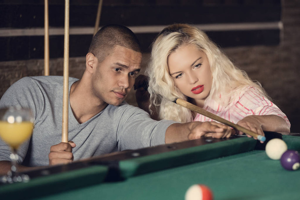 Young couple playing snooker together in bar - Fotoğraf, Görsel