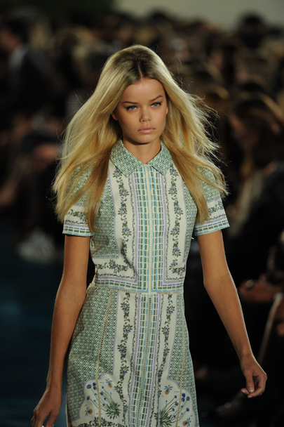 Model at runway at Tory Burch fashion show - Foto, imagen