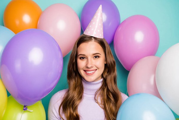Zdjęcie dość zabawne urodziny pani otoczony przez wiele kolorowych balonów powietrza najlepsze wakacje kiedykolwiek nosić papierowe wydarzenie czapka liliowy pullover na ciemnym tle - Zdjęcie, obraz