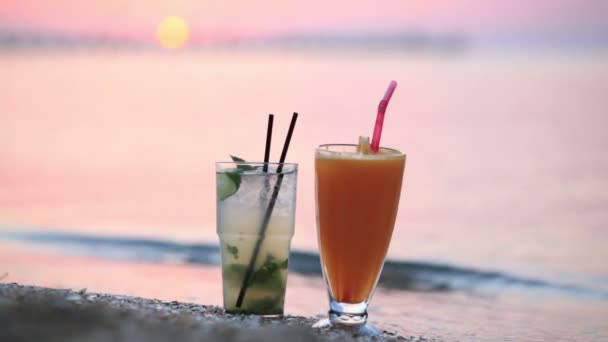 Крупный план двух фруктовых алкогольных коктейлей мохито и апельсинового сока
 - Кадры, видео